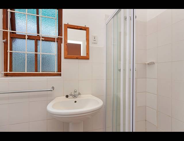 1,500M² GUESTHOUSE FOR SALE IN WALMER ESTATE